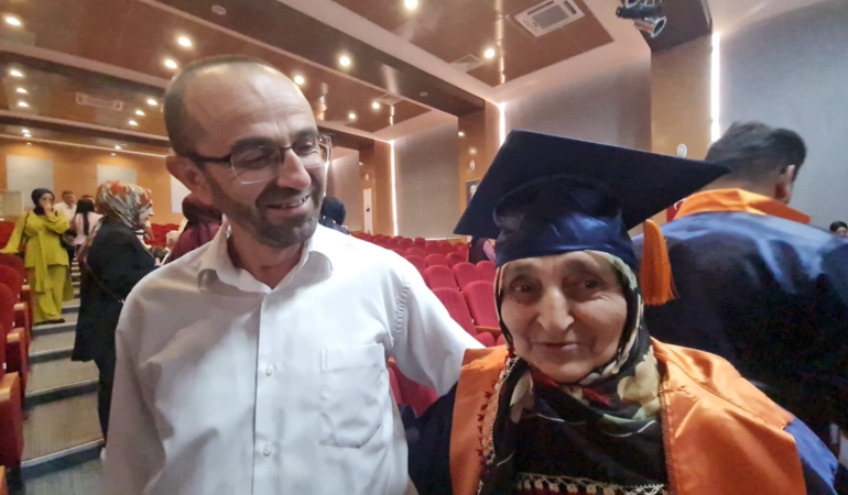 Mezuniyetini annesine ve eşine armağan etti!