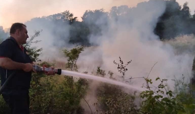 Arazi yangınına müdahale edildi