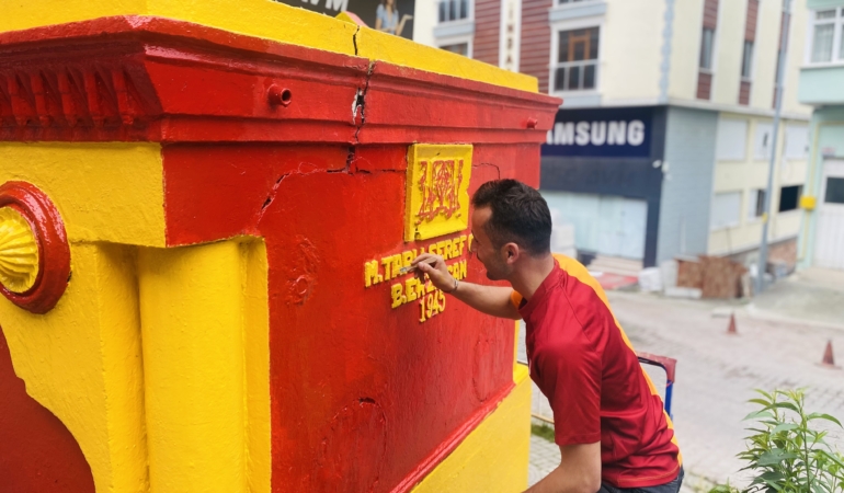 Tarihi çeşme bu yıl da sarı kırmızıya büründü