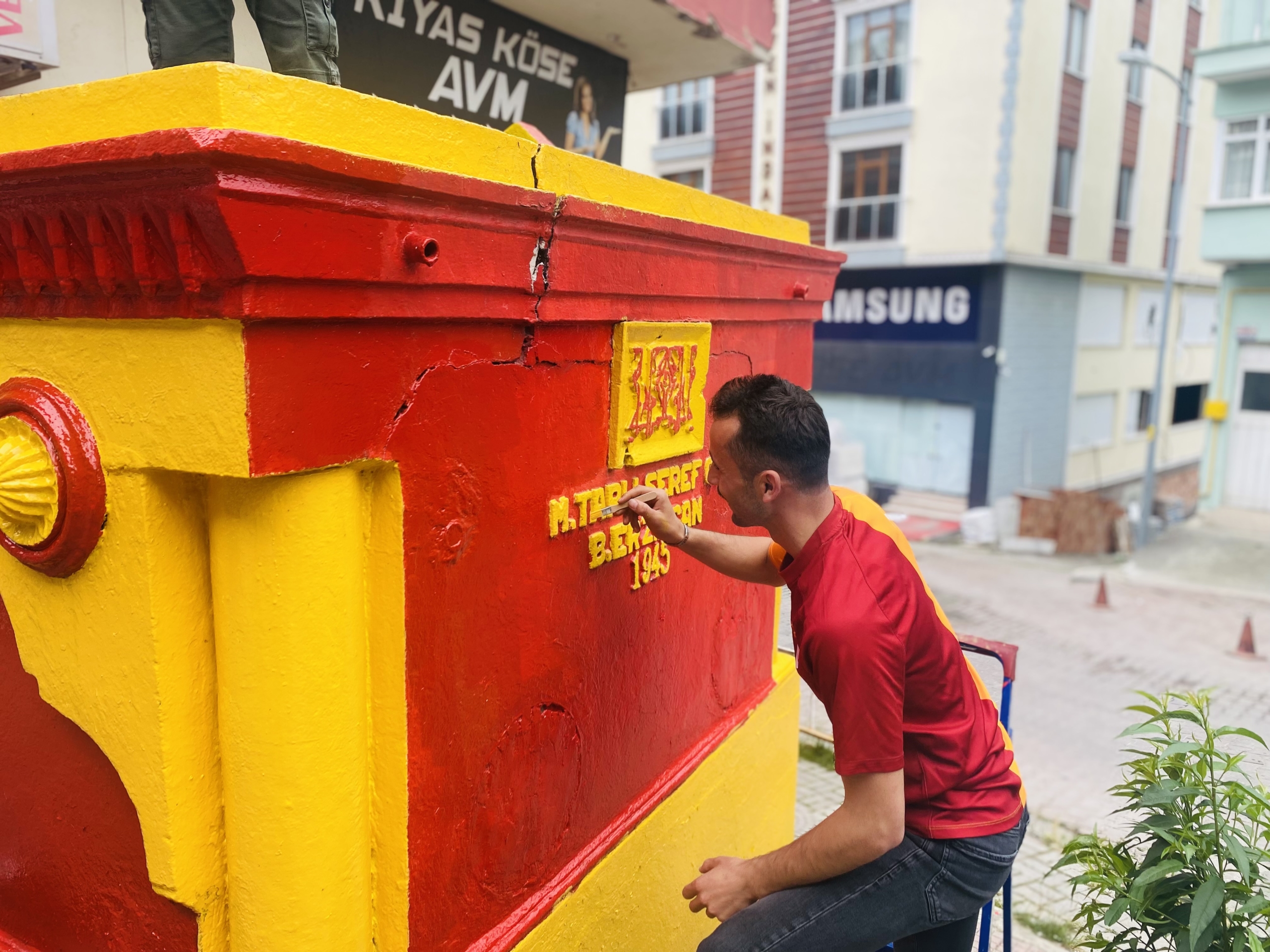 "Şampiyon Çeşme" bu yıl yine Galatasaray'ın renklerine boyandı