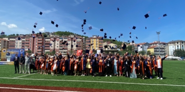 Türkeli'de 139 üniversite öğrencisi mezuniyet heyecanı yaşadı