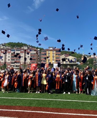 Türkeli'de 139 üniversite öğrencisi mezuniyet heyecanı yaşadı