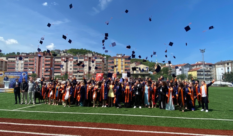 Türkeli’de üniversite öğrencileri mezuniyet heyecanı yaşadı