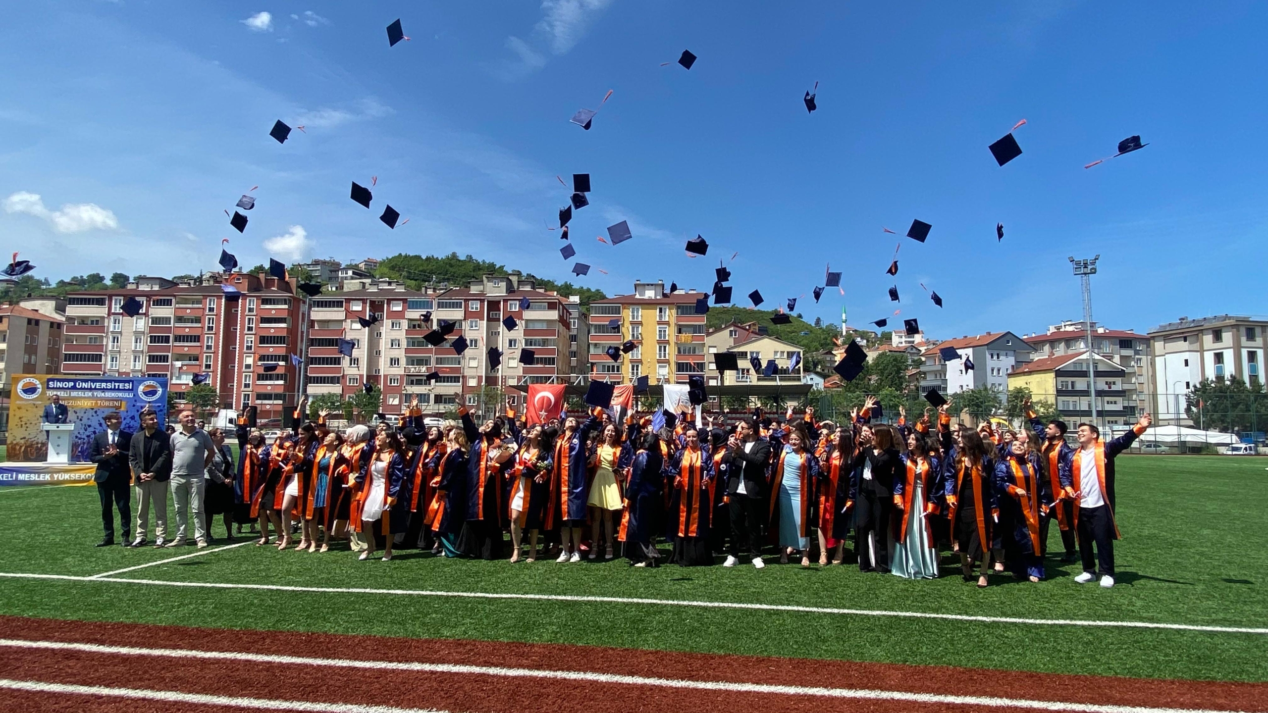 Türkeli'de 139 üniversite öğrencisi mezuniyet heyecanı yaşadı