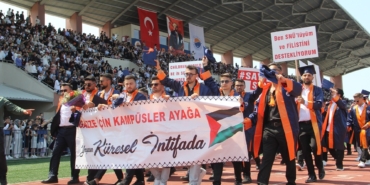 Sinop Üniversitesinin mezuniyet töreninde öğrenciler İsrail'in Gazze'ye saldırılarını kınadı