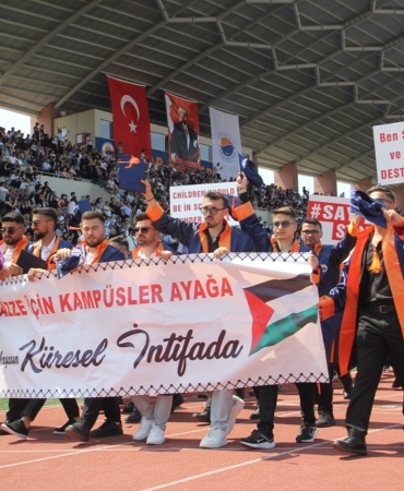 Sinop Üniversitesinin mezuniyet töreninde öğrenciler İsrail'in Gazze'ye saldırılarını kınadı