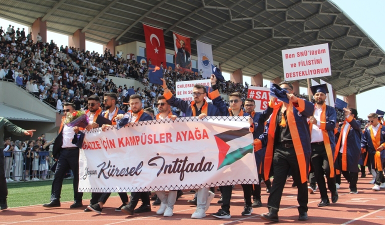 Mezuniyet töreninde öğrenciler İsrail’in Gazze’ye saldırılarını kınadı