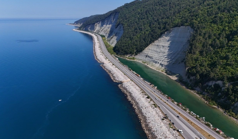 Sinop-Samsun kara yolu, manzarasıyla keyifli bir yolculuk sunuyor