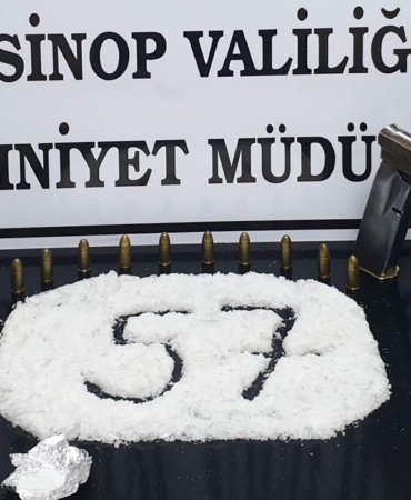 SİNOP'TA UYUŞTURUCU VE KAÇAK ALKOL OPERASYONU METAMFETAMİN, SİLAH VE KAÇAK ETİL ALKOL ELE GEÇİRİLDİ; 1 TUTUKLAMA, 4 ŞÜPHELİ HAKKINDA İŞLEM YAPILDI