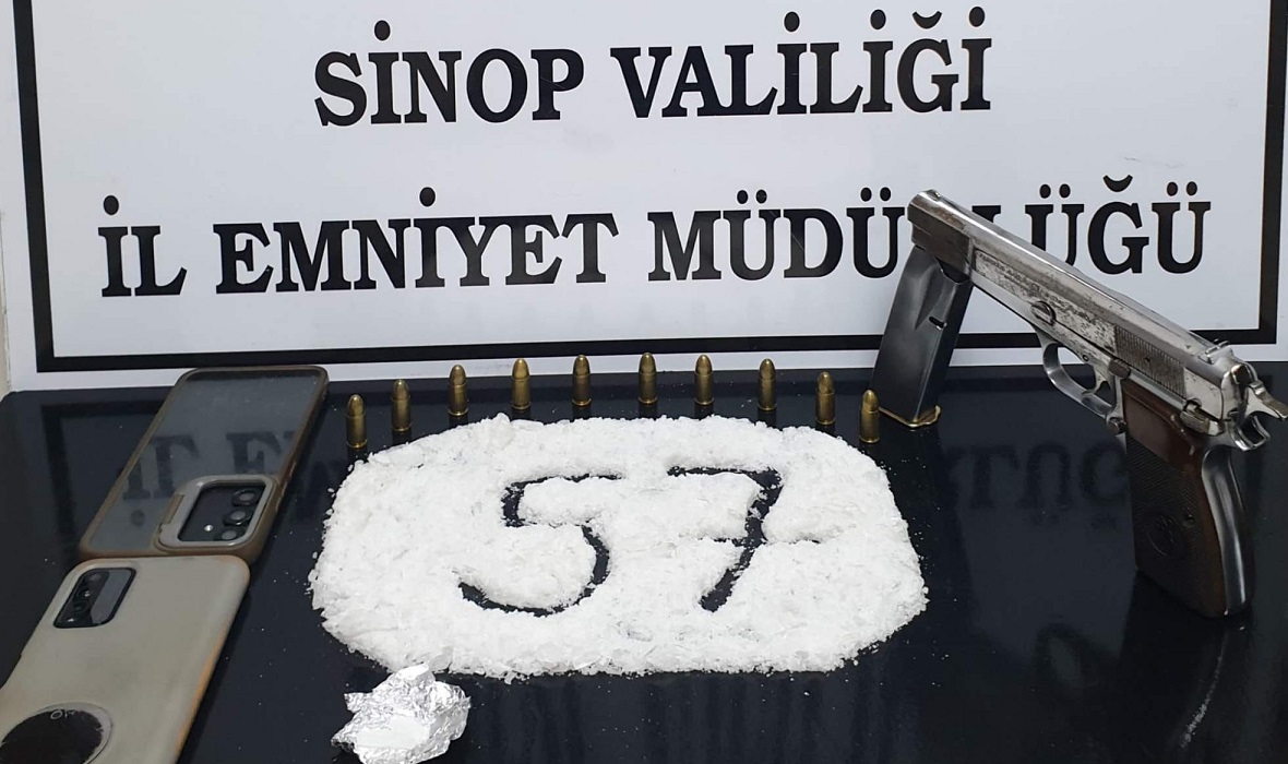SİNOP'TA UYUŞTURUCU VE KAÇAK ALKOL OPERASYONU METAMFETAMİN, SİLAH VE KAÇAK ETİL ALKOL ELE GEÇİRİLDİ; 1 TUTUKLAMA, 4 ŞÜPHELİ HAKKINDA İŞLEM YAPILDI
