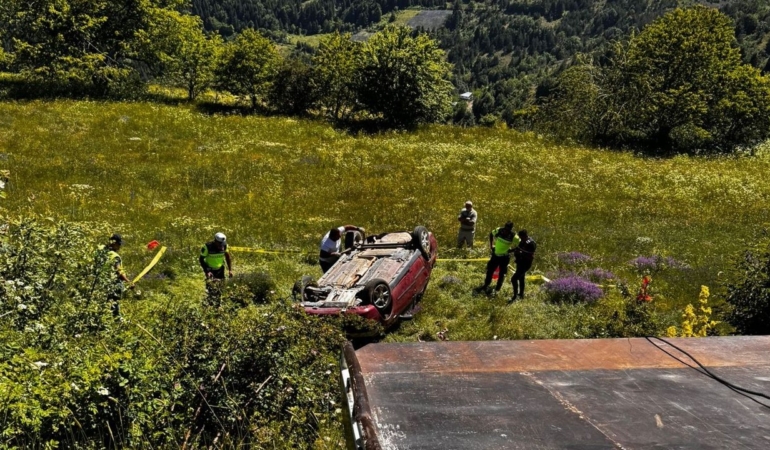 Devrilen otomobildeki 1 kişi öldü, 4 kişi yaralandı
