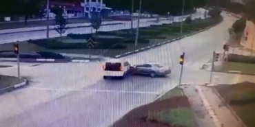 AMASYA'DA TİCARİ ARAÇ İLE OTOMOBİL ÇARPIŞTI: 5 YARALI