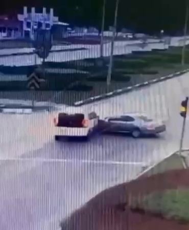 AMASYA'DA TİCARİ ARAÇ İLE OTOMOBİL ÇARPIŞTI: 5 YARALI