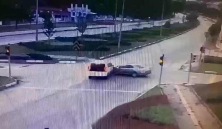 Amasya’da ticari araç ile otomobil çarpıştı: 5 kişi yaralandı