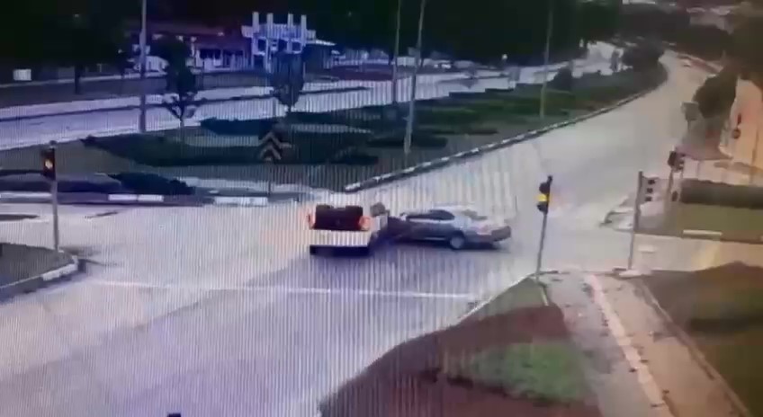 AMASYA'DA TİCARİ ARAÇ İLE OTOMOBİL ÇARPIŞTI: 5 YARALI