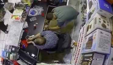 ATEŞLE OYNADI YERİNDEN BÖYLE ZIPLADI