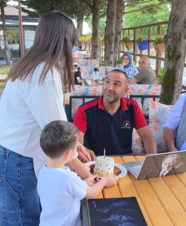 Düzce'de çocuklar babaları için pasta yaptı