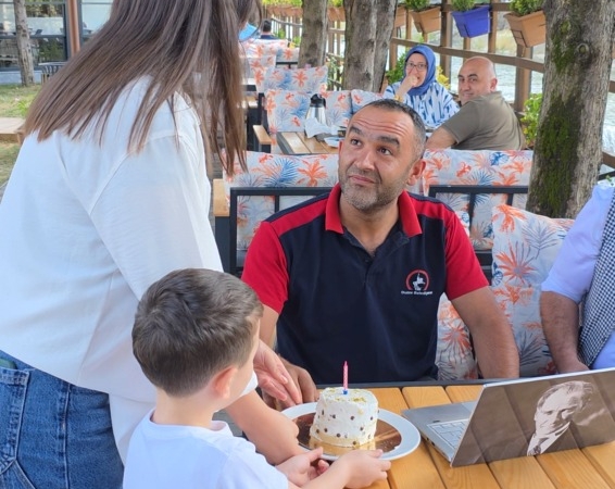 Çocuklar babaları için pasta yaptı