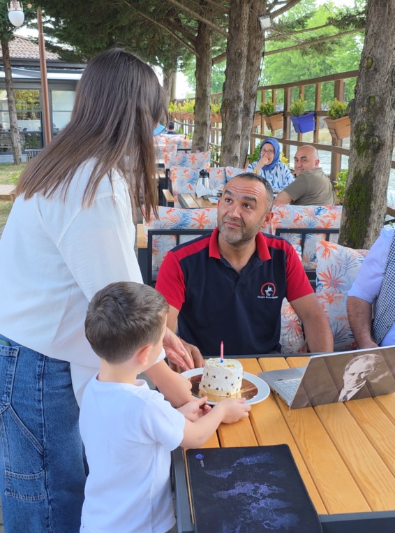 Düzce'de çocuklar babaları için pasta yaptı