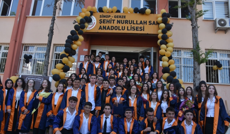 Lise öğrencileri mezuniyet sevinci yaşadı