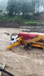 ARTVİN’DE İŞ MAKİNELERİ BİR ANDA YÜKSELEN DERE SULARININ ORTASINDA KALDI