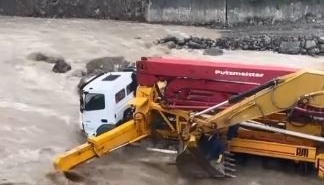 ARTVİN’DE İŞ MAKİNELERİ BİR ANDA YÜKSELEN DERE SULARININ ORTASINDA KALDI