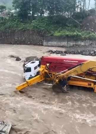 ARTVİN’DE İŞ MAKİNELERİ BİR ANDA YÜKSELEN DERE SULARININ ORTASINDA KALDI