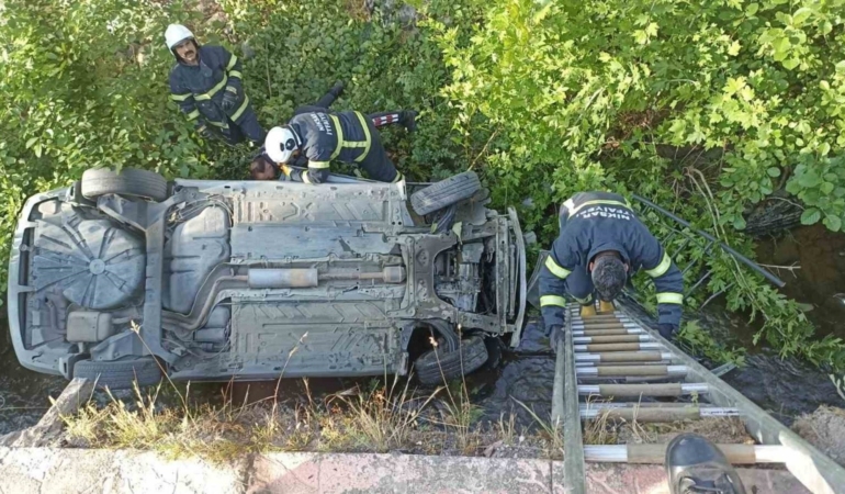 Dereye uçan otomobildeki 1 kişi yaralandı