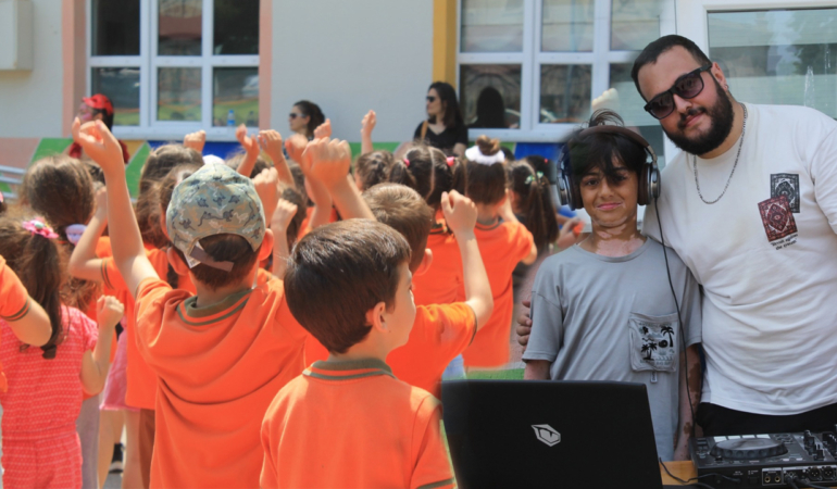 Dj Kaya öğrencilere unutulmaz bir gün yaşattı!