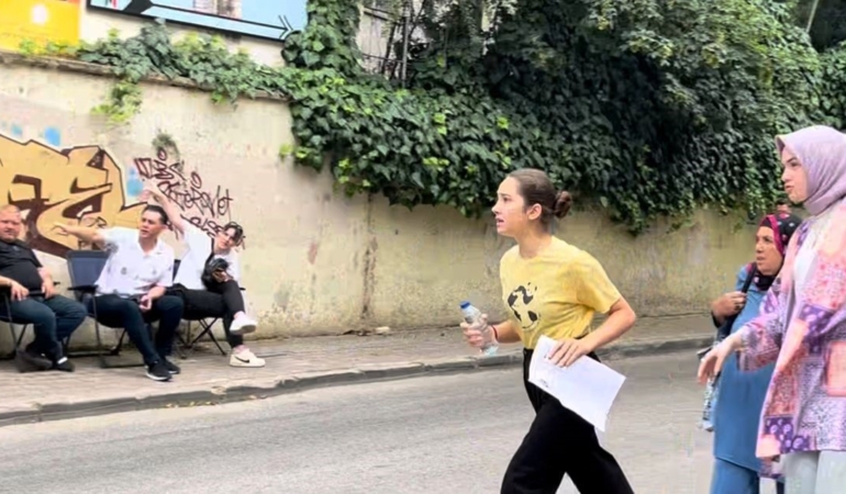 Film sahnesini aratmadı: Sınava böyle yetişti