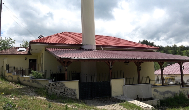 Görev yaptığı köy camisinin çehresini güzelleştirdi