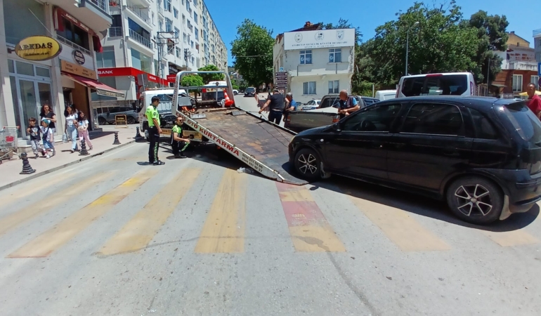 Yaya geçidine park edilen araç çekiciyle kaldırıldı