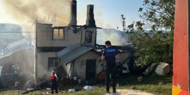 KASTAMONU’DA İKİ KATLI AHŞAP EVDE YANGIN