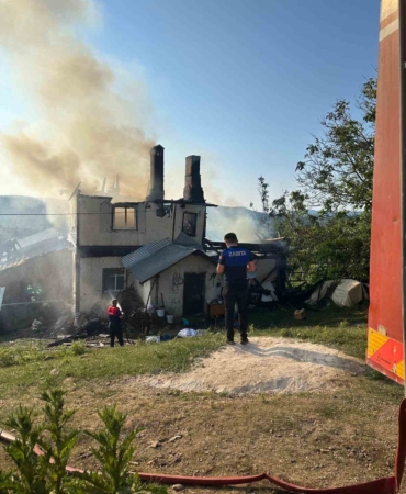 KASTAMONU’DA İKİ KATLI AHŞAP EVDE YANGIN