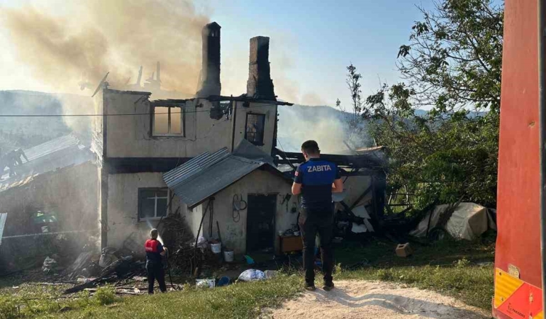 İki katlı ahşap evde yangın çıktı