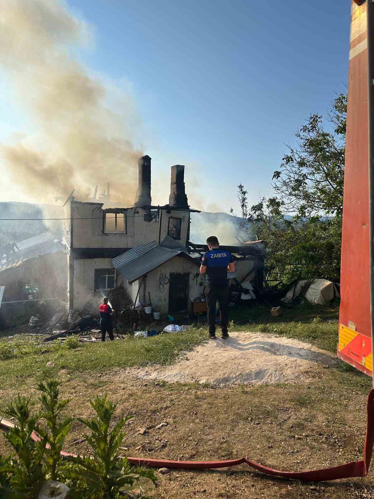 KASTAMONU’DA İKİ KATLI AHŞAP EVDE YANGIN