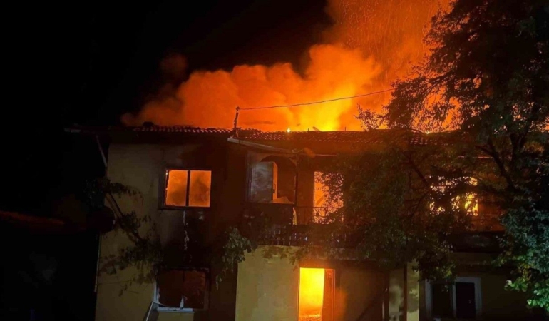 İki katlı ev küle döndü