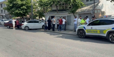 iki-otomobil-carpisti-duramayan-arac-duvara-carpti