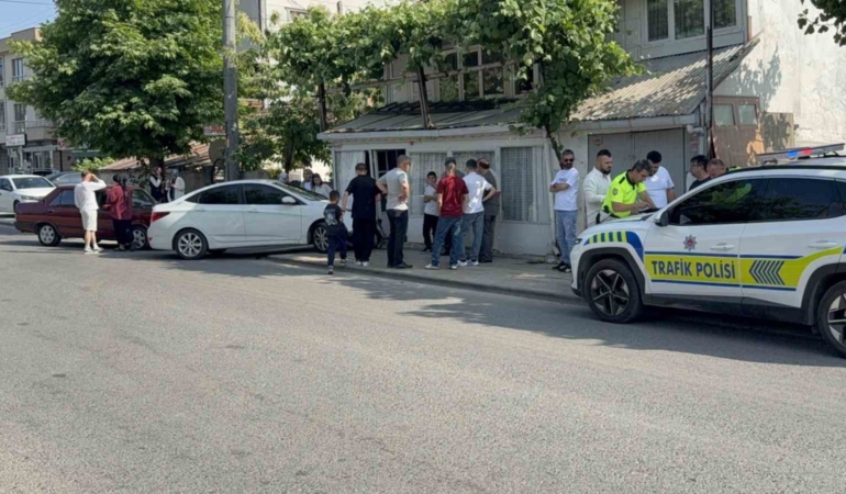 iki-otomobil-carpisti-duramayan-arac-duvara-carpti