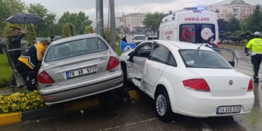 iki-otomobilin-carpistigi-kazada-3-kisi-yaralandi