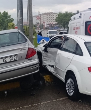 iki-otomobilin-carpistigi-kazada-3-kisi-yaralandi