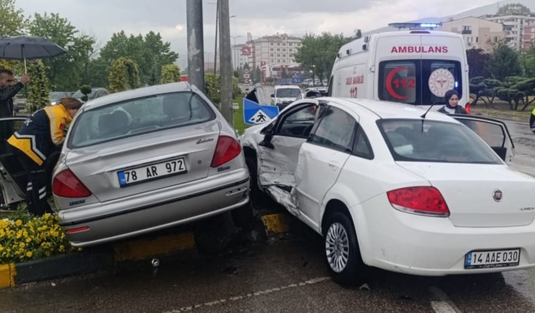 İki otomobilin çarpıştığı kazada 3 kişi yaralandı
