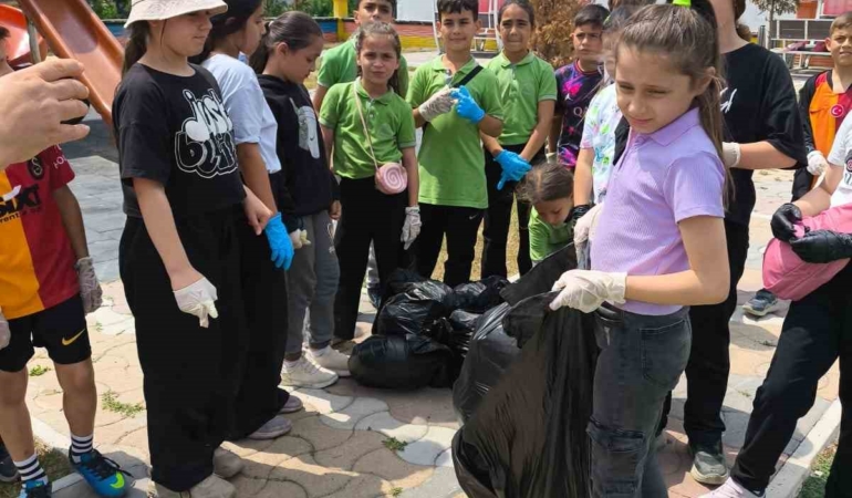 İlkokul öğrencilerinden çevre temizliği