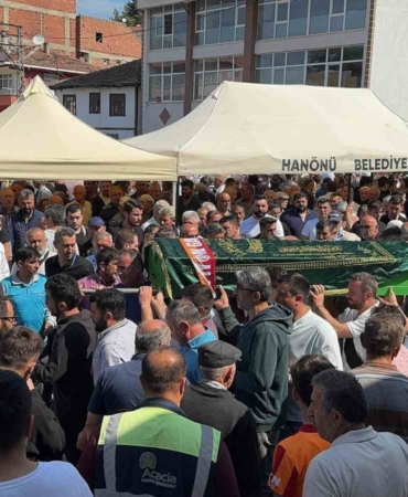 kazada-hayatini-kaybeden-4-yasindaki-yagiz-topraga-verildi