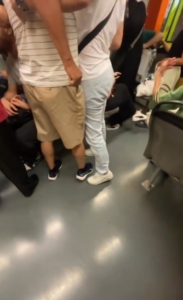 METRODA SÜS KAVGASI METRODA EVLİ KADINA 'SÜSLENMİŞ GELMİŞ' DEYİNCE ORTALIK KARIŞTI 'SANA NE BENİM KARIMIN SÜSÜNDEN' DİYEREK ÜZERİNE YÜRÜDÜ