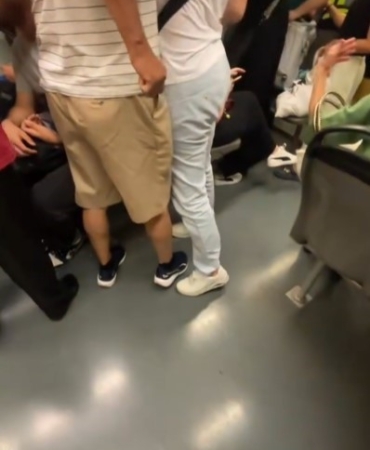 METRODA SÜS KAVGASI METRODA EVLİ KADINA 'SÜSLENMİŞ GELMİŞ' DEYİNCE ORTALIK KARIŞTI 'SANA NE BENİM KARIMIN SÜSÜNDEN' DİYEREK ÜZERİNE YÜRÜDÜ