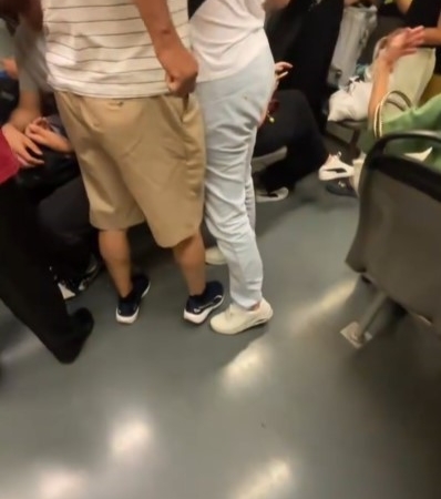 METRODA SÜS KAVGASI METRODA EVLİ KADINA 'SÜSLENMİŞ GELMİŞ' DEYİNCE ORTALIK KARIŞTI 'SANA NE BENİM KARIMIN SÜSÜNDEN' DİYEREK ÜZERİNE YÜRÜDÜ