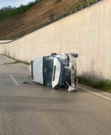 MİNİBÜSÜN DEVRİLMESİ SORUCU 10 KİŞİ YARALANDI