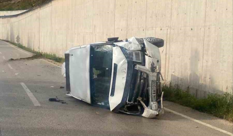 Minibüs devrildi, 10 kişi yaralandı