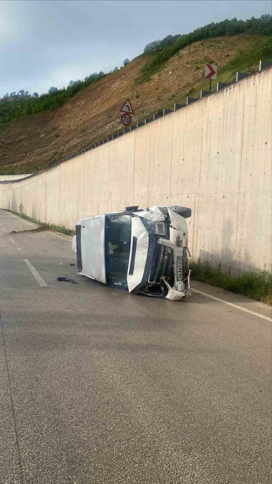 MİNİBÜSÜN DEVRİLMESİ SORUCU 10 KİŞİ YARALANDI